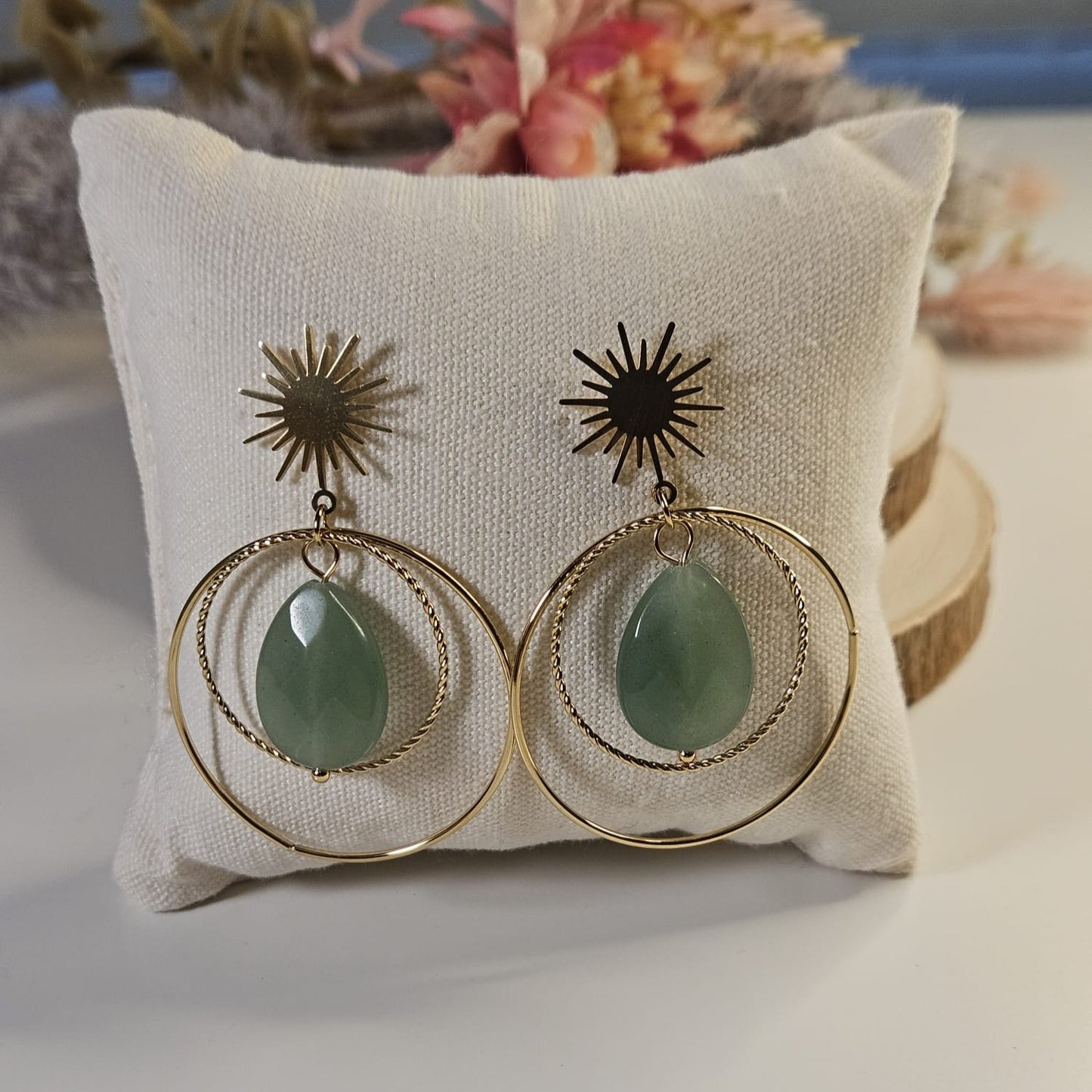 RIHANA - Boucles d'oreilles motif soleil avec goutte en pierre verte