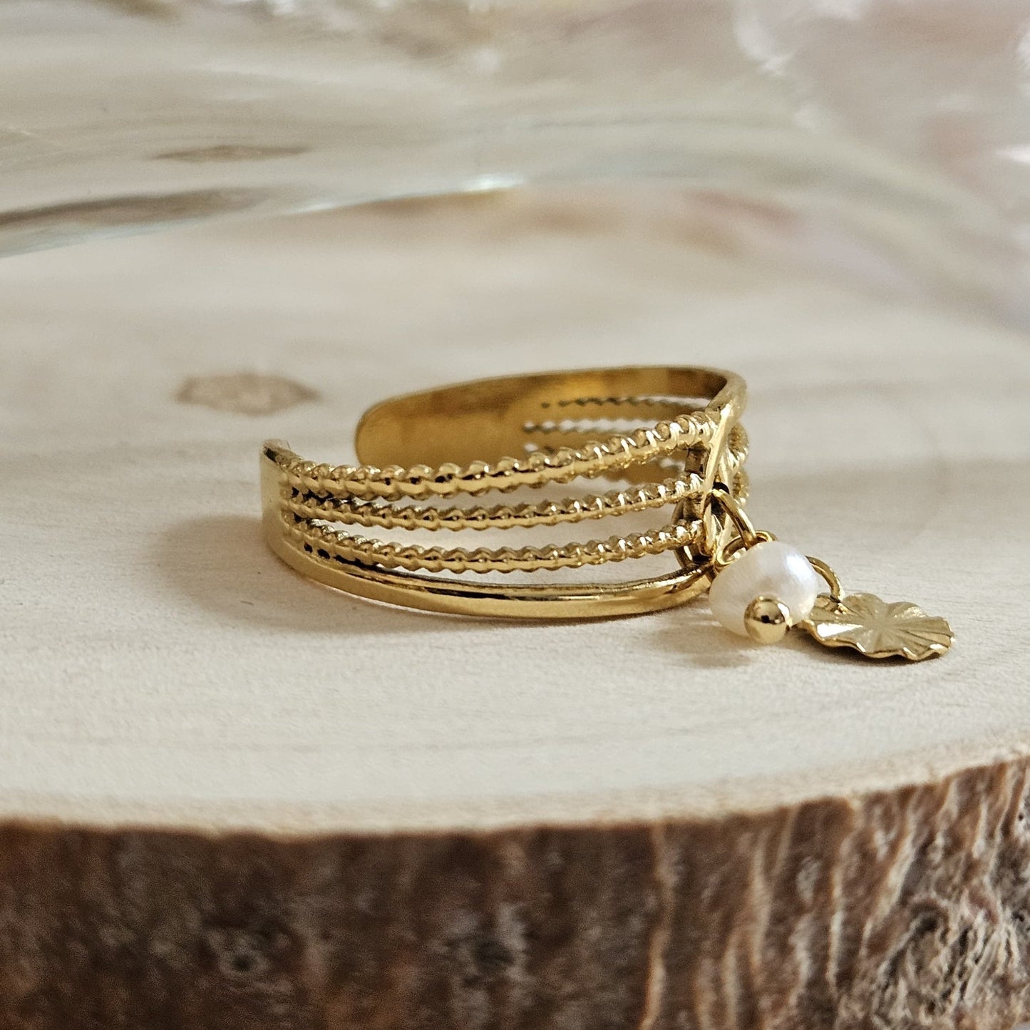 HANAÉ - Bague avec une fleur martelée et petite perle