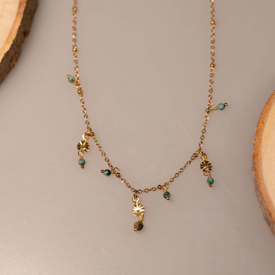 FLUORINE - Collier motif de petites breloques dorées et de pierres turquoises