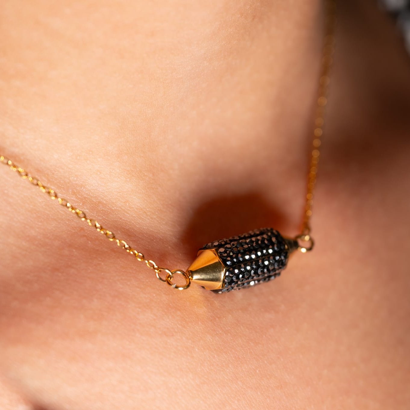 ONYXA - Collier de cylindre incrusté de pierres noires