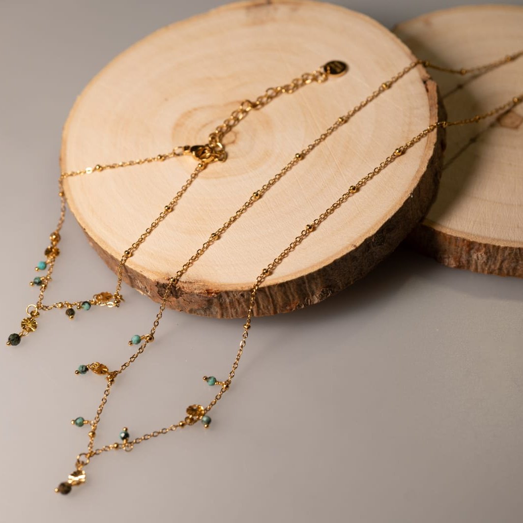 FLUORINE - Collier motif de petites breloques dorées et de pierres turquoises