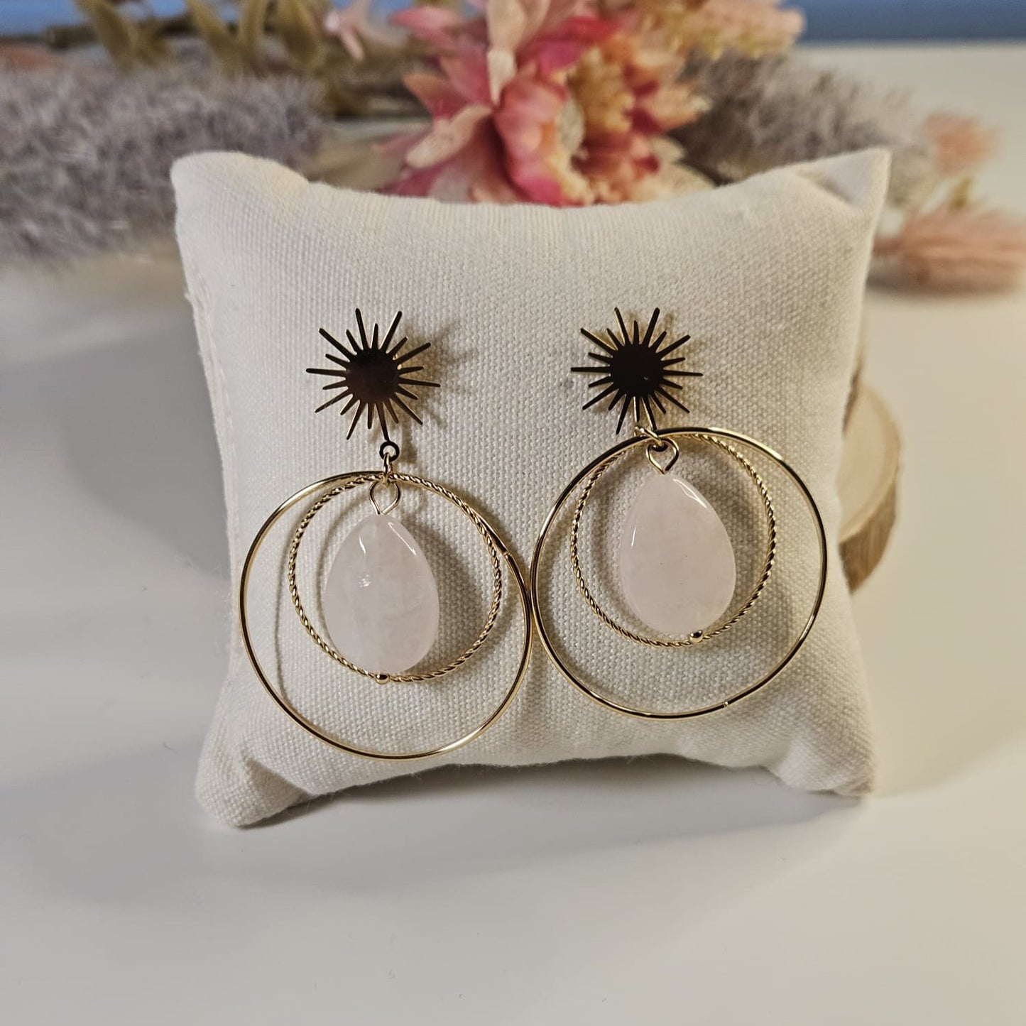 RIHANA - Boucles d'oreilles motif soleil avec goutte en pierre rose